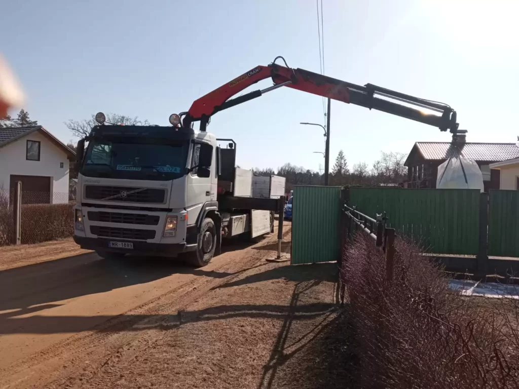 Kravas auto izkrauj bigbag maisus
